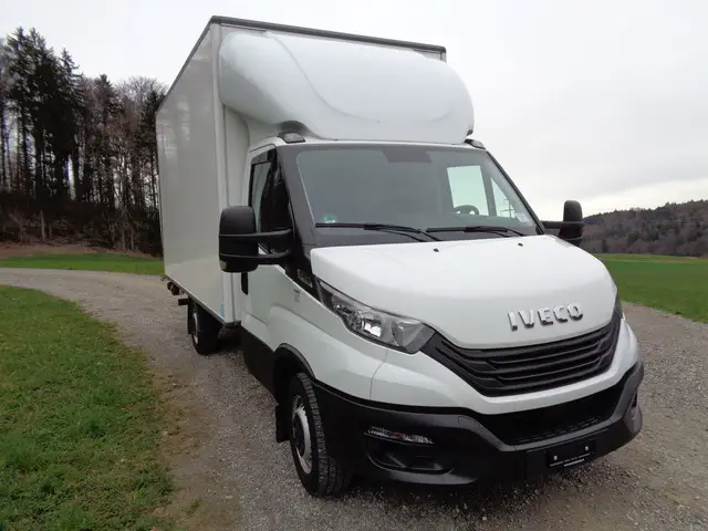 IVECO, 35S16HA8 MY22, Kunststoffkoffer