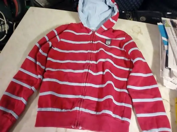 Ein älterer roter gestreifter Pullover Jacke mit Kapuze
