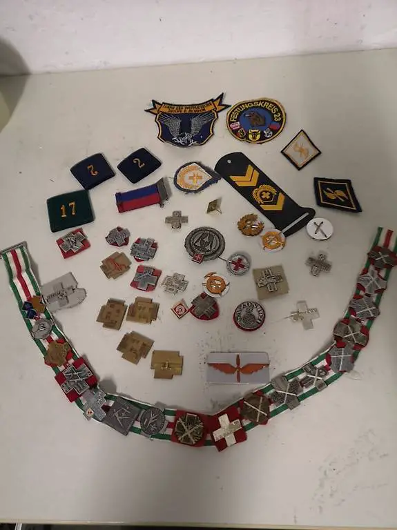 Militärische Aufnäher und Abzeichen.
