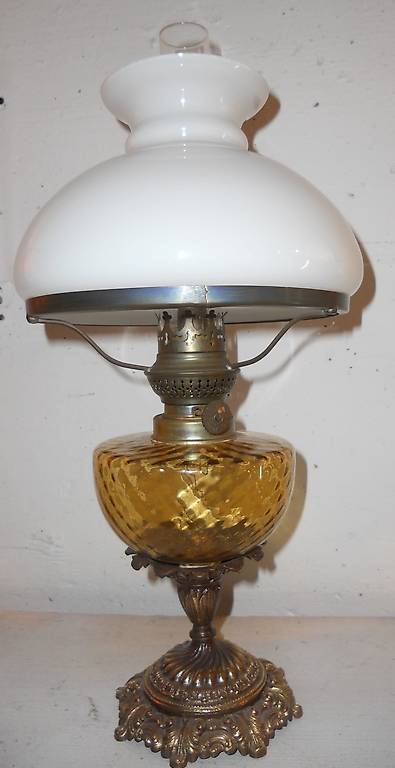 Petrollampe im antiken Stil, wurde nie gebraucht Echt-Glas