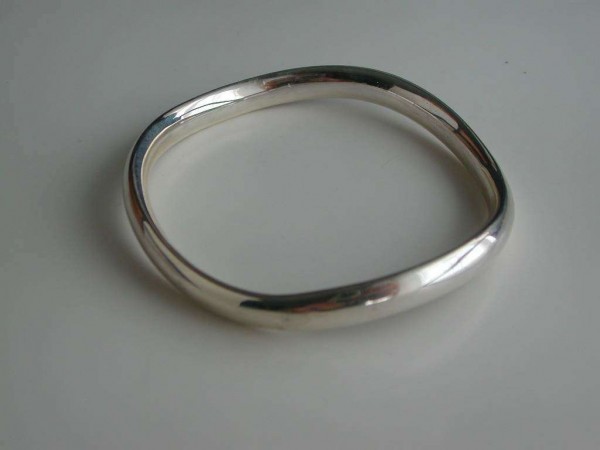 Bracelet Rond Anneau Rigide Vague, section ovale 8 mm Argent