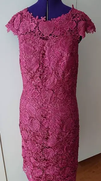 Etui-Kleid U-Ausschnitt / Cocktailkleid in Maulbeere