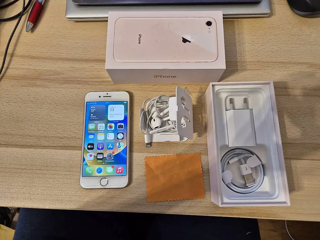 iPhone 8 64GB Gold 2797 mit neuen Akku