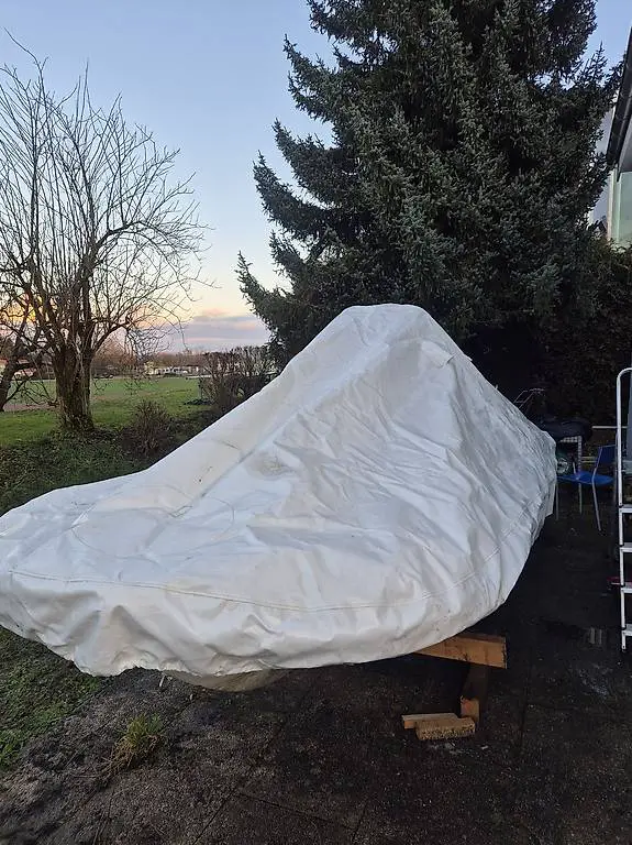 Fischerboot mit Bootsplatz