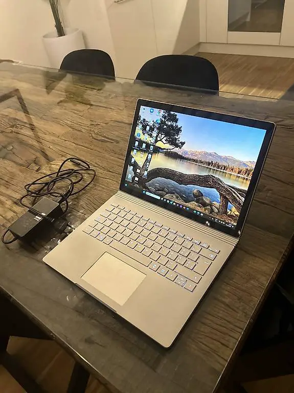 Microsoft Surface Book 2 mit Mousepad