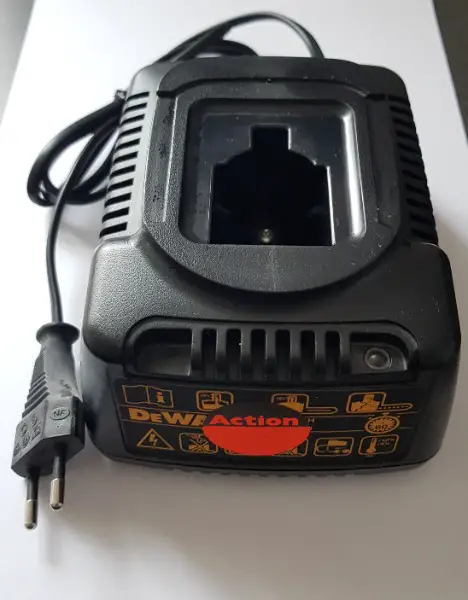 De Walt Ladegerät NEU