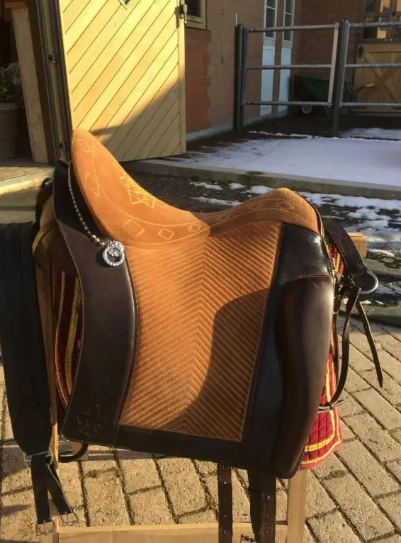 Portugisischer Dressursattel handgefertigt mit klassischem Zubehör