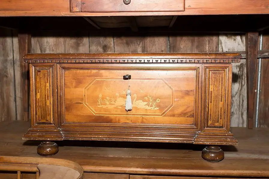 Truhe klein Hartholz eingelegt mit Schwänen