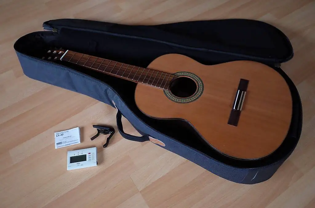 Akustische Konzertgitarre mit Zubehör