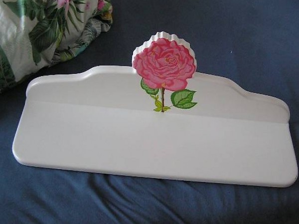 Wandboard weiss mit grosser, rosa Rose handbemalt