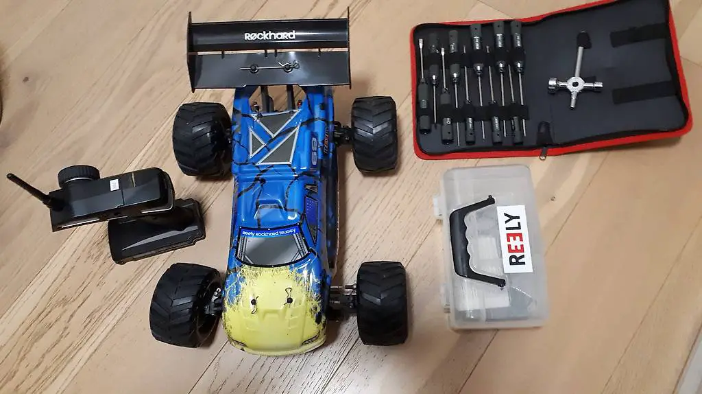 Reely Rockhard Truggy mit Werkzeug