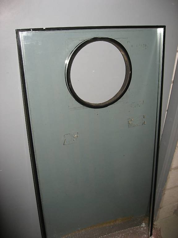 Fensterscheibe mit Loch für Katzenschleuse