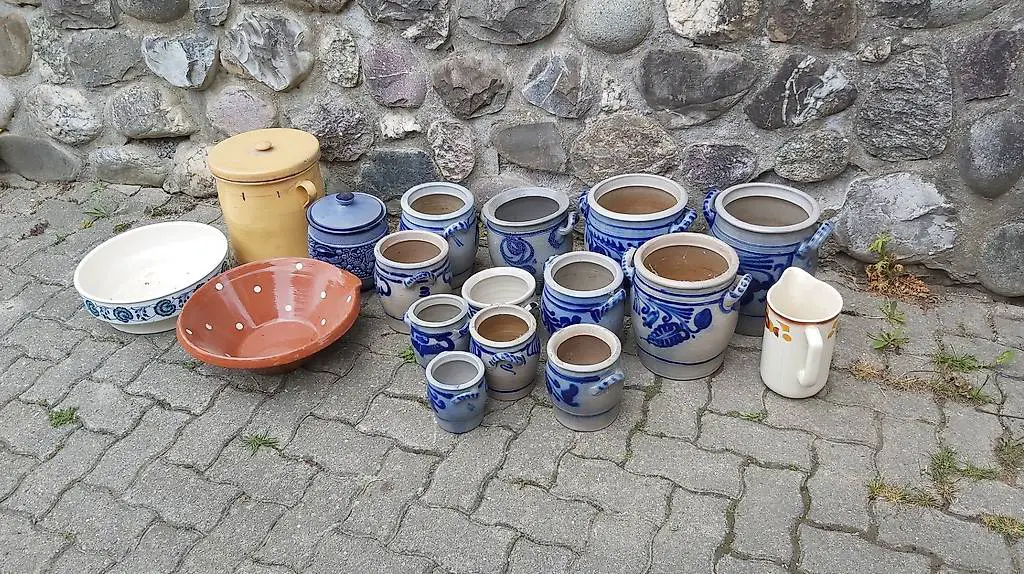 Konvolut an alten Steinkrügen und Schüsseln