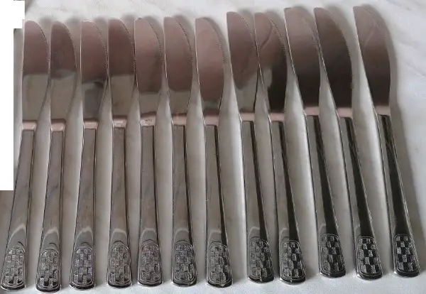 12 Messer, Edelstahl, mit Muster, Top Zustand, Vintage