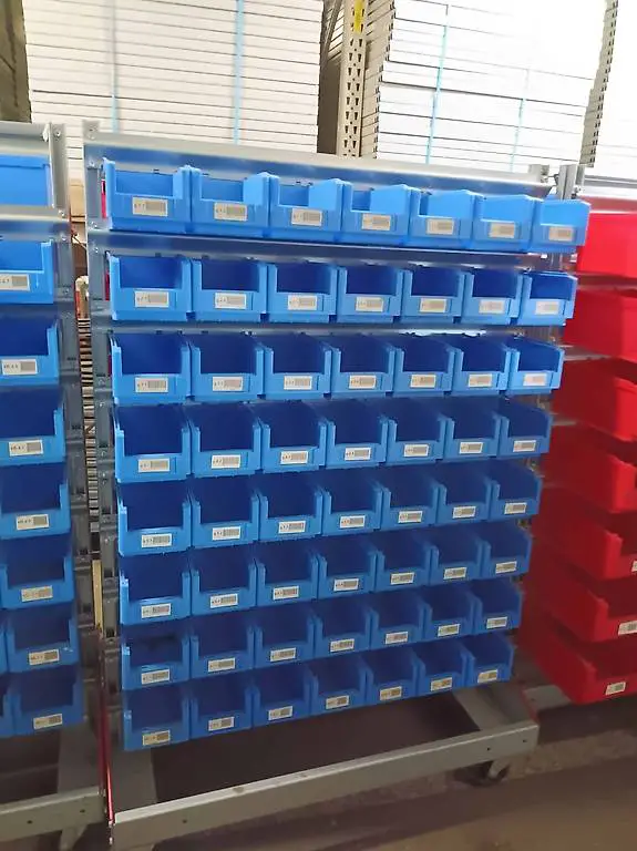 Regal mit blauen Behältern - gebraucht