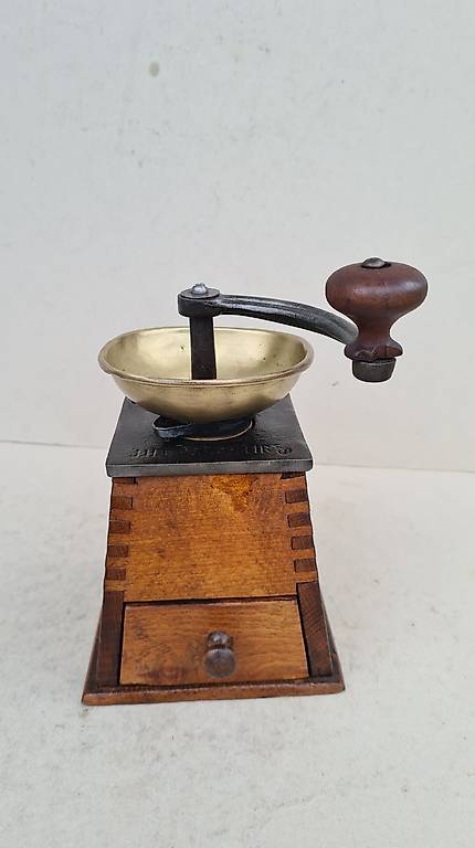 Alte konische Kaffeemühle aus der Biedermeierzeit um 1880