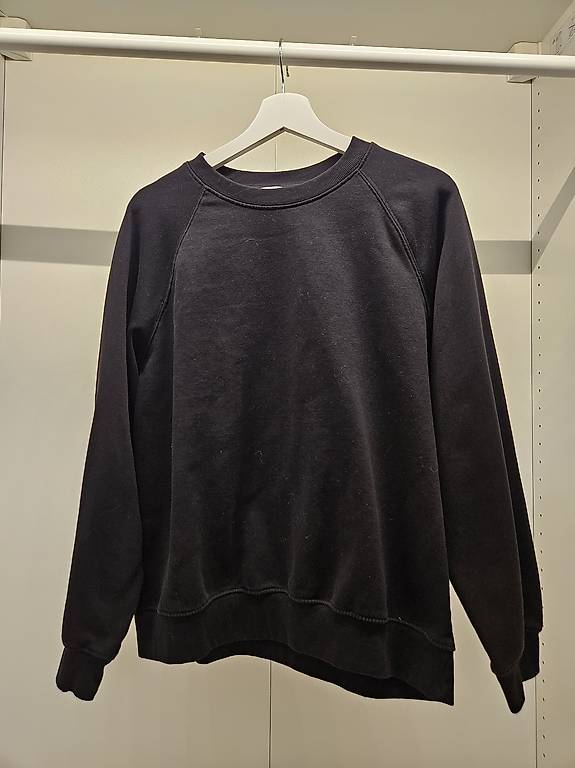Basic schwarzer Pulli M