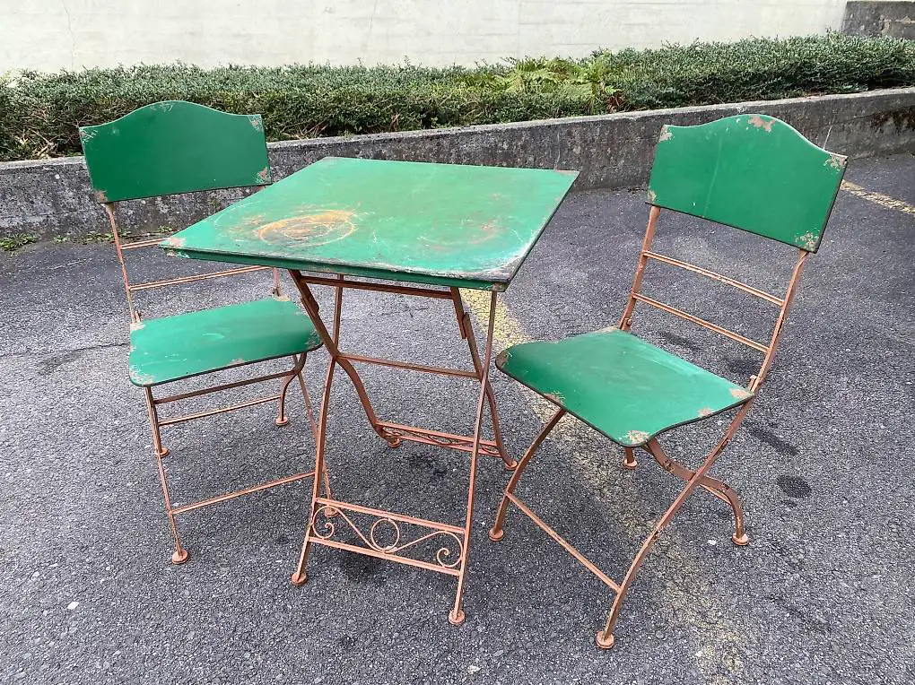 Alter französischer Eisen Gartentisch & 2 Stühle, klappbar