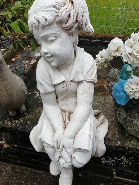 Wetterfesten Gartenskulptur Mädchen liest sitzend