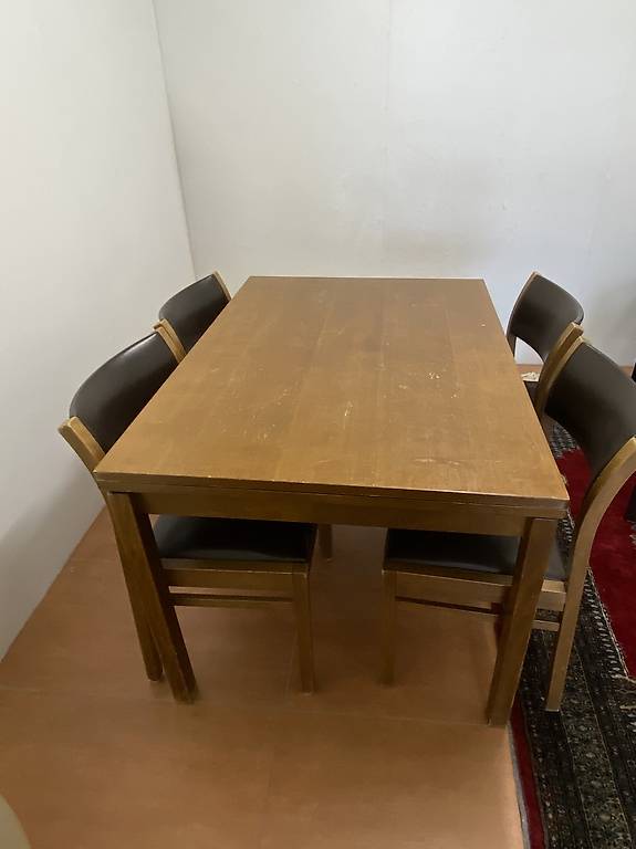 Nussbaum-Esstisch mit 4 Holz-/Lederstühlen