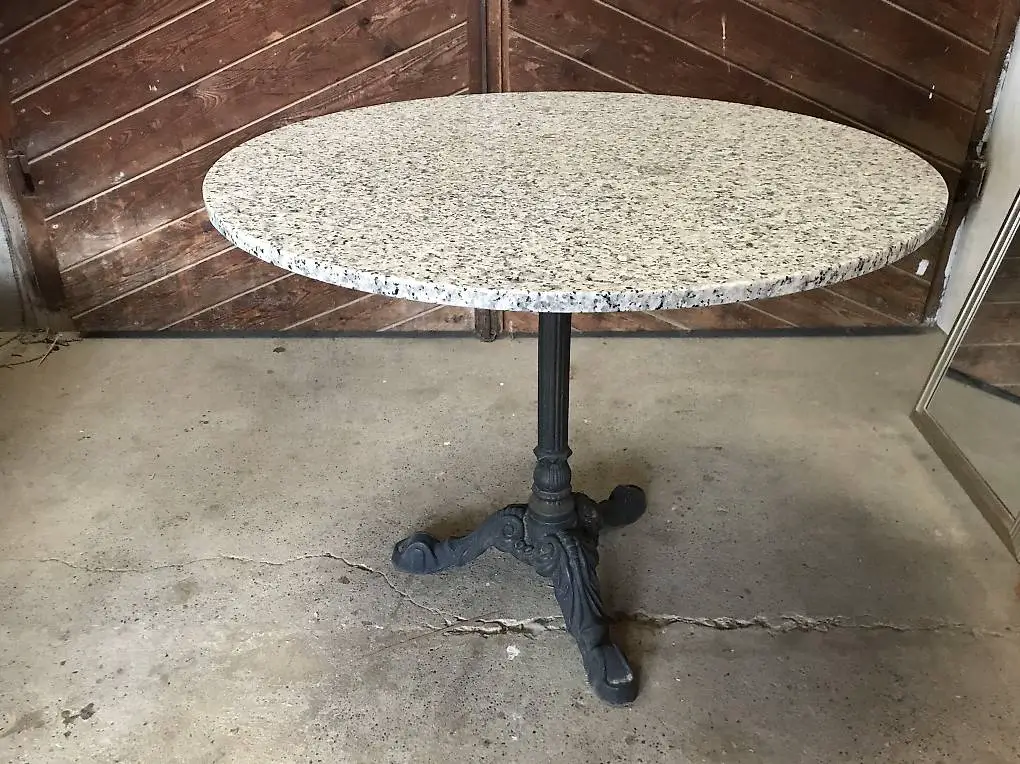 Marmortisch mit Gusseisen Fuss