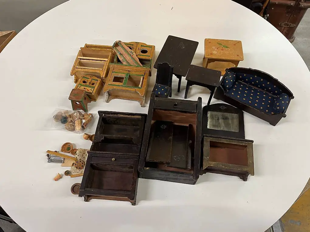 Antikes Puppenhaus-Möbel Konvolut Holz bemalt Vintage