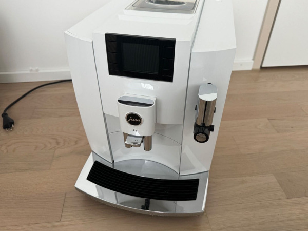 Jura E8 Kaffeevollautomat mit Garantie (ab Service) - weiss