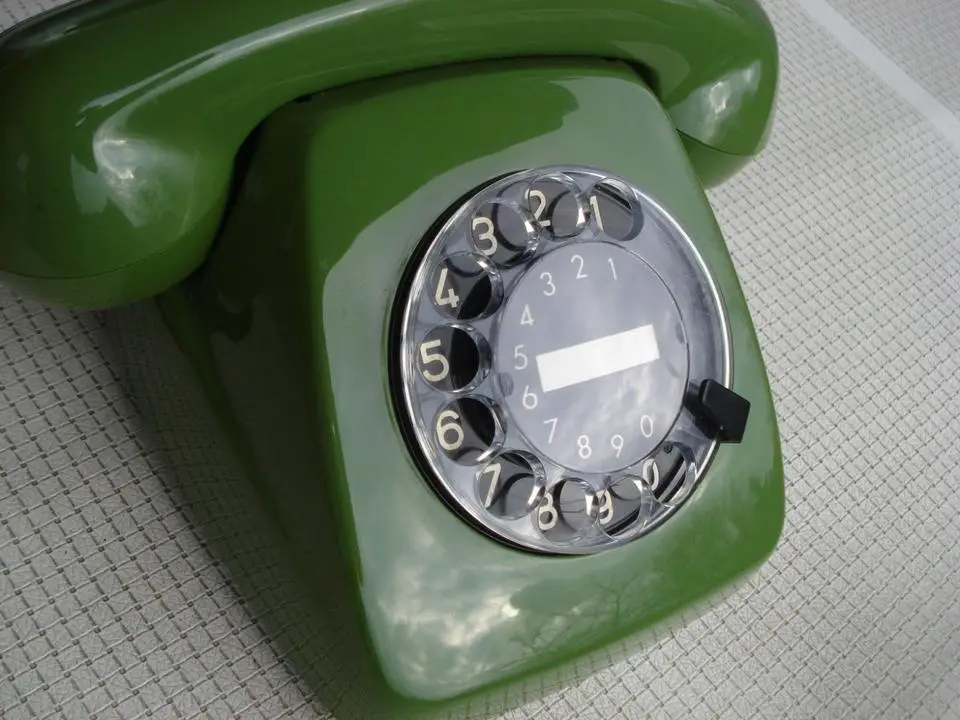 altes wunderschönes Wählscheibentelefon in Grün