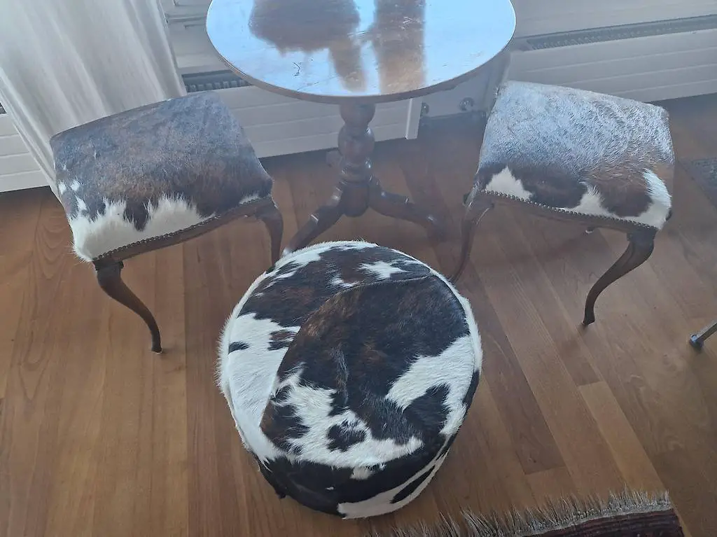 Tischli mit 2 Hocker und 1 Sitzhocker rung