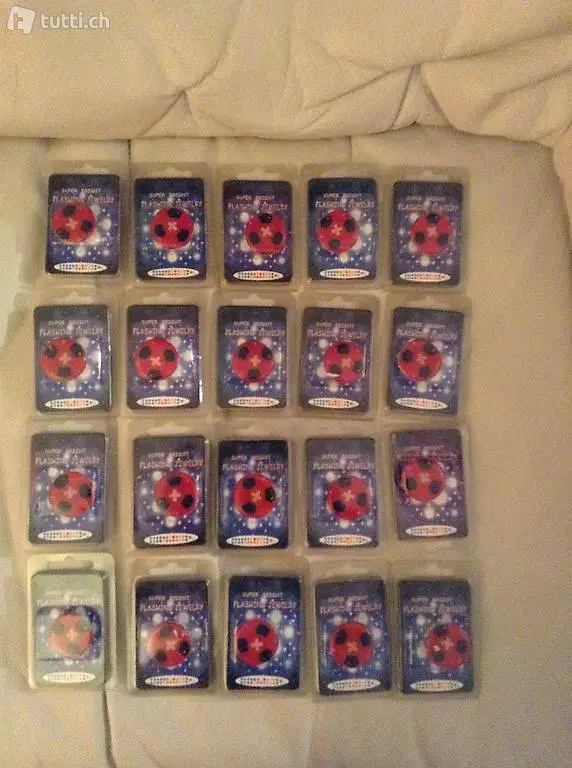 Pins Schweizerkreuz-Ball