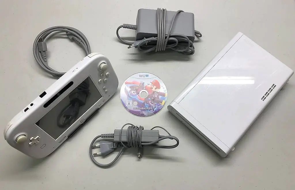 Nintendo Wii U 8GB Konsole weiss + Zubehör + Mario Kart 8