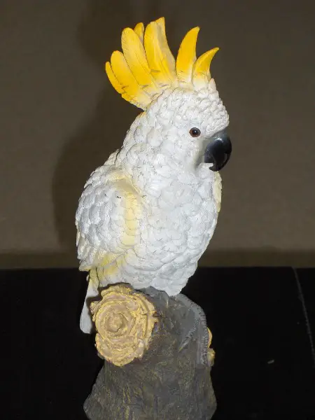 Neuer, sehr lebensechter, edler Papagei auf Ast