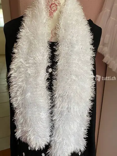 Schöner neuwertiger Schal weiss