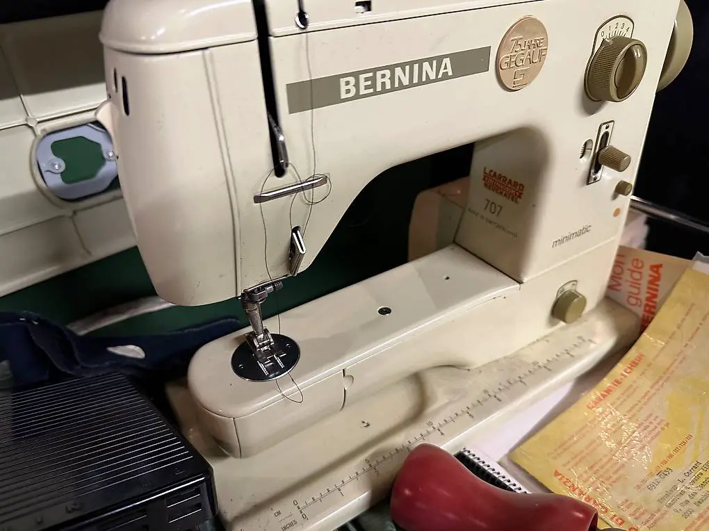 Bernina 707 Minimatic Zig Zag Multi- Zierstich Nähmaschine