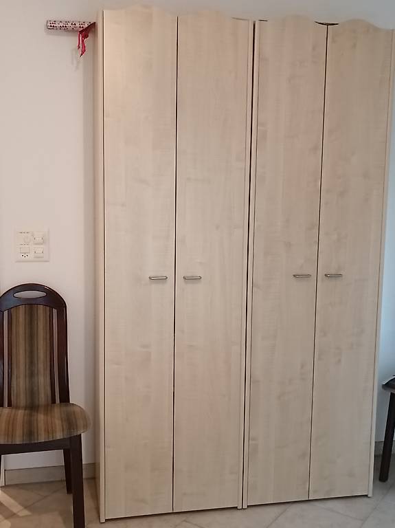 Toller und praktischer 4-türiger Schrank