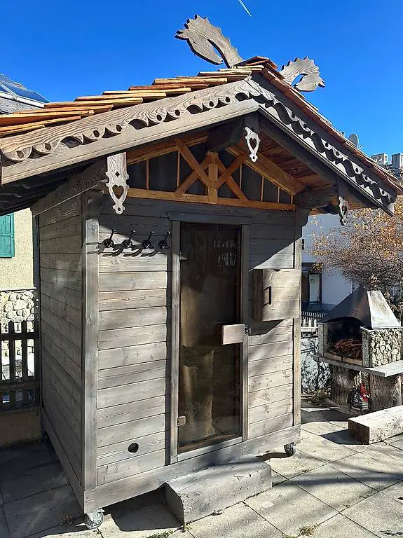 Schöne Gartensauna in traditioneller Handwerkskunst