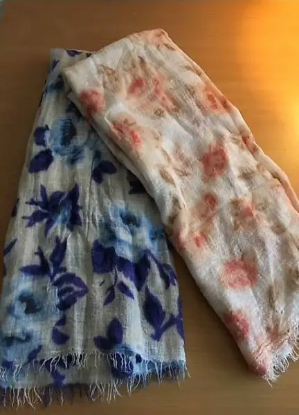 Halstücher/Schal mit Blumenmotiven