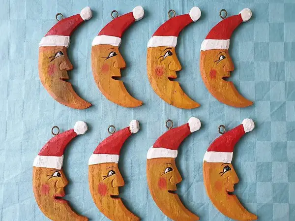  Sichelmond mit roter Zipfelmütze