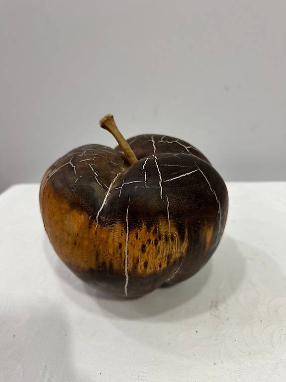 Handgedrechselte Holzskulptur in Apfelform