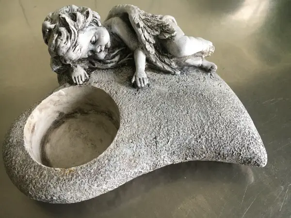 schöner Grabschmuck mit Engel für eine Kerze