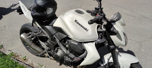 Schöne Kawasaki Z750 (2012) in seltenem Kawasaki-Weiss