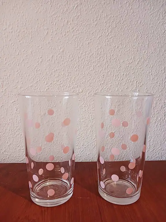 zwei Wassergläser mit pinken Polka dots | 2dl