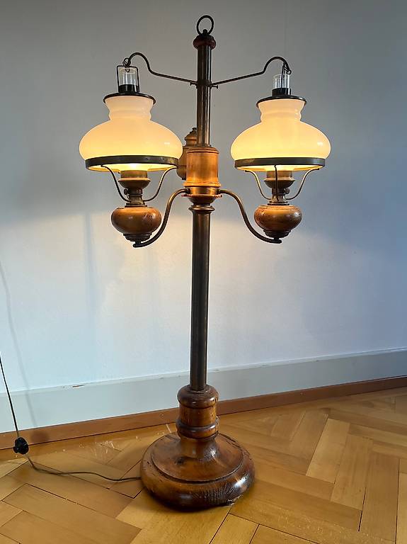 Antike Stehlampe Doppelflammig Holz Messing