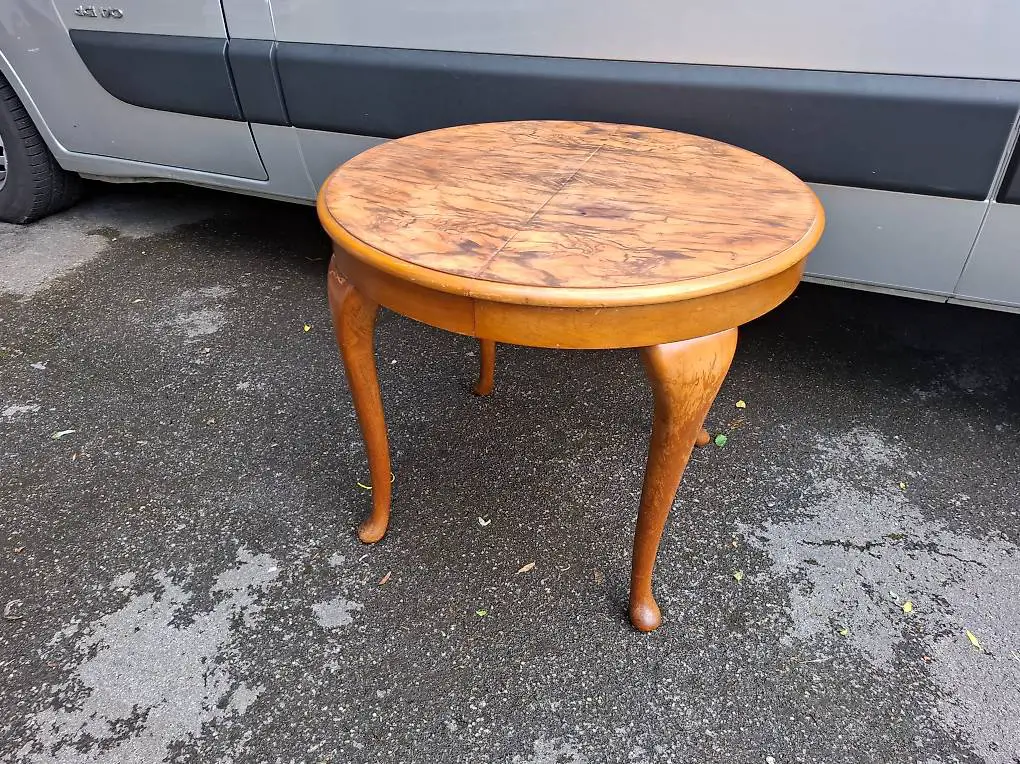 Antiker Beistelltisch mit geschwungen Füssen und Verlängerun