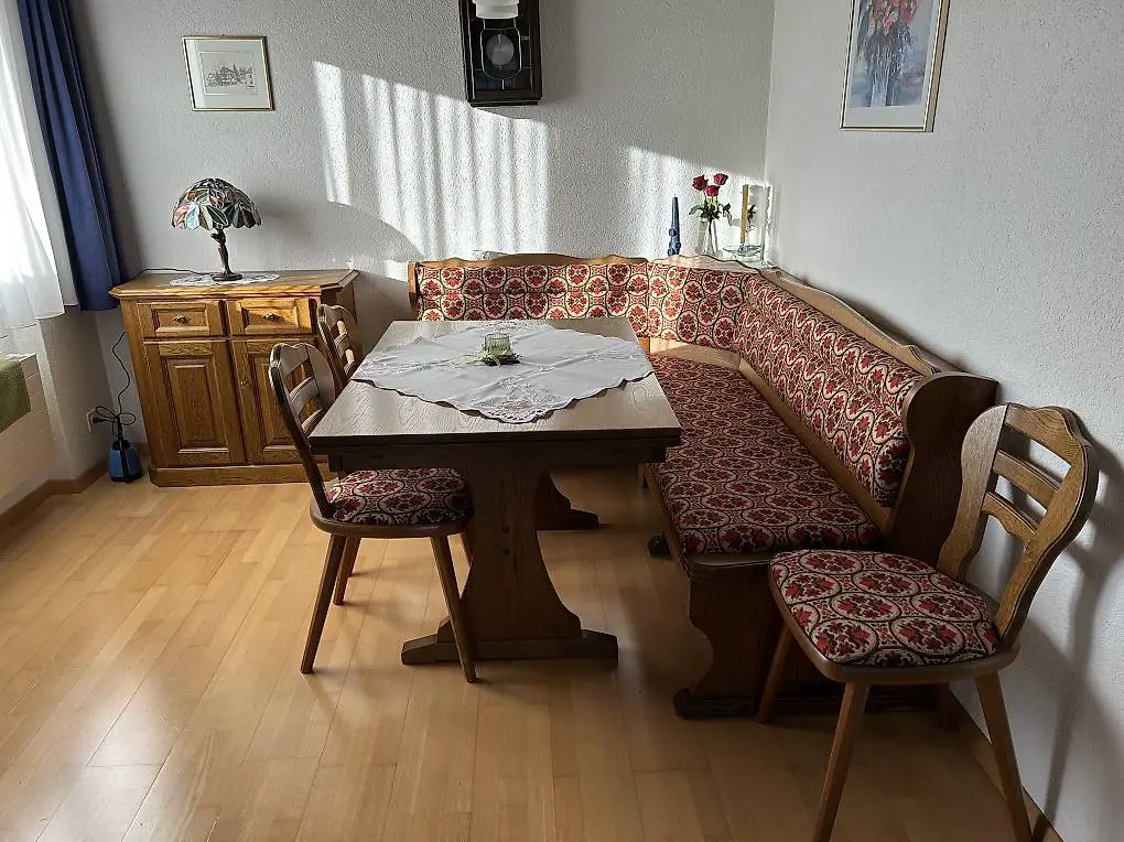 Eckbank mit passendem Tisch