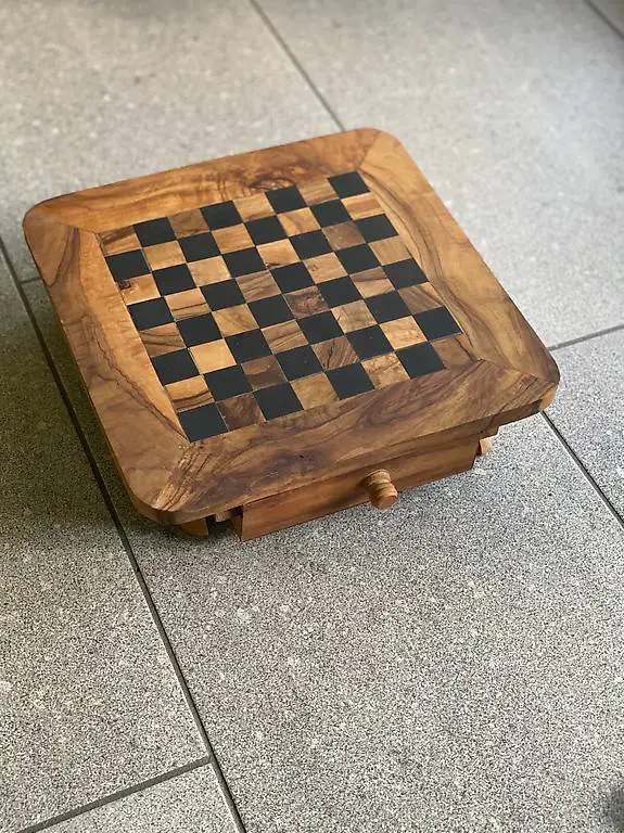Schachbrett aus Olivenholz