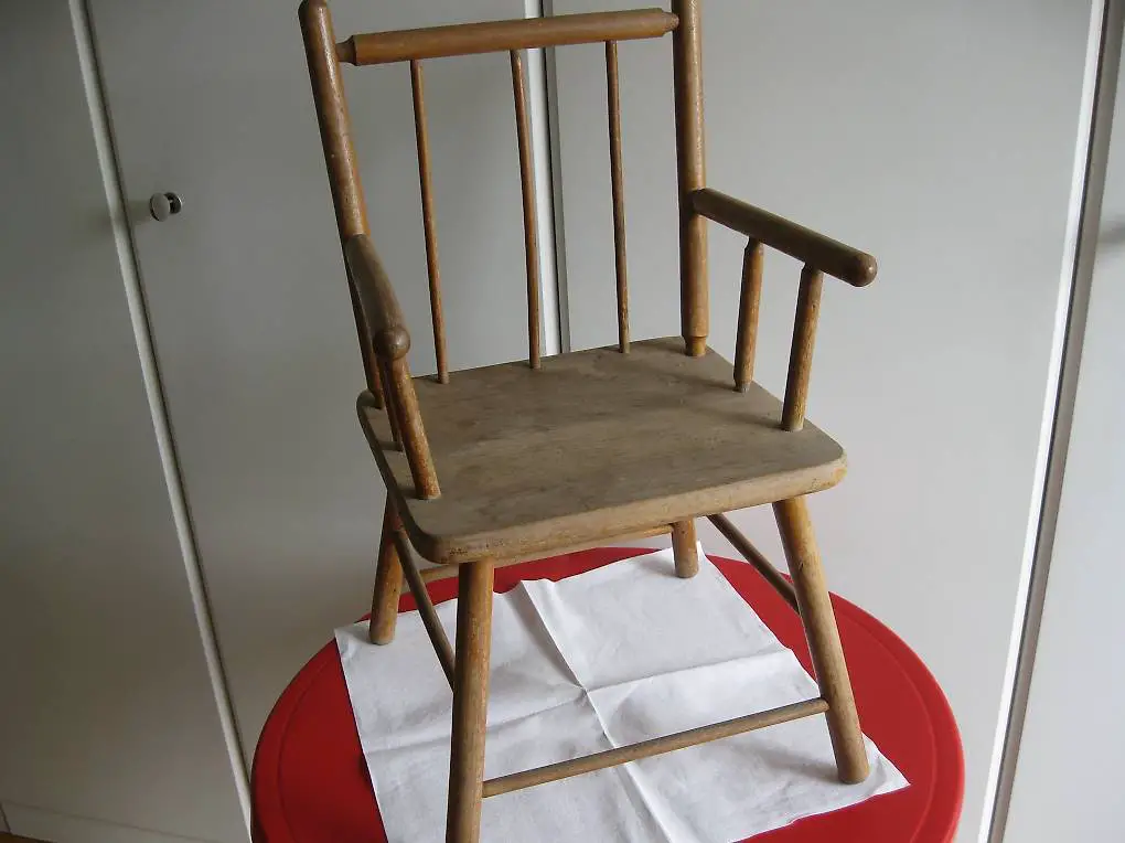 Kinderstuhl aus Holz