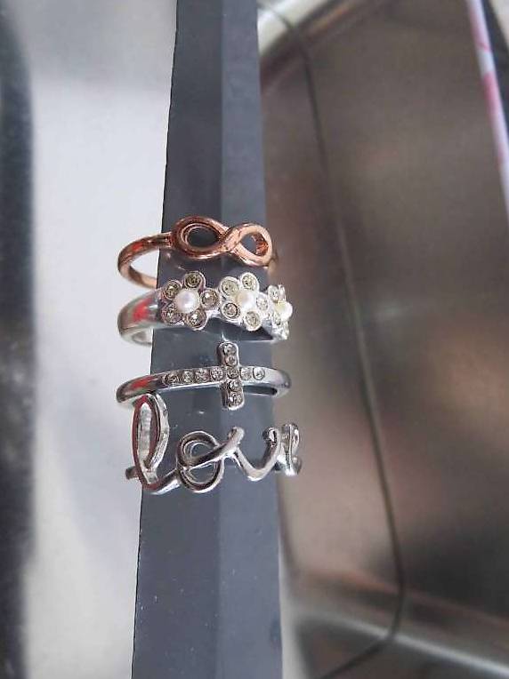 Modeschmuck 4 Ringe / Love, Kreuz, Blumen ...
