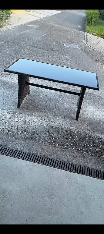 Schöner Gartentisch wie NEU / Tisch mit Glasplatte