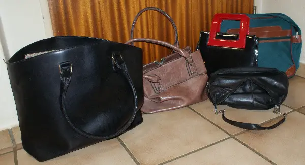 Biete 5 div gebrauchte Taschen